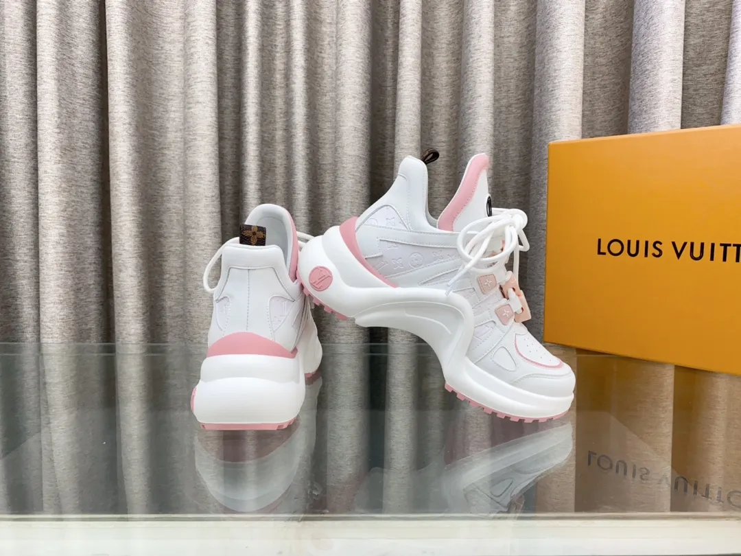 👟👟Ex-factory price 760👟👟 Louis Vuiton·Louis Vuitton 24/ New Chinese Valentine's Day limited edition LV Archlight series arch sole dad shoes casual thick-soled lace-up sneakers top version🔝original purchase, development and production👍🏻 This LV dad shoe features an eye-catching wavy sole and large tongue. It is equipped with a sporty super-elastic running shoe style rubber outsole, which is very eye-catching. It is also combined with a soft and elastic upper made of a variety of high-tech fabrics, making the upper foot comfortable and soft! 🤩 Fabric: Original custom-made first-layer cowhide + technical fabrics Lining: Original imported breathable mesh lining + cowhide foot pads Sole: Original molded correct U-shaped arch outsole Bottom thickness: about 5cm Size: 35-39 (40.41 custom-made, non-refundable)